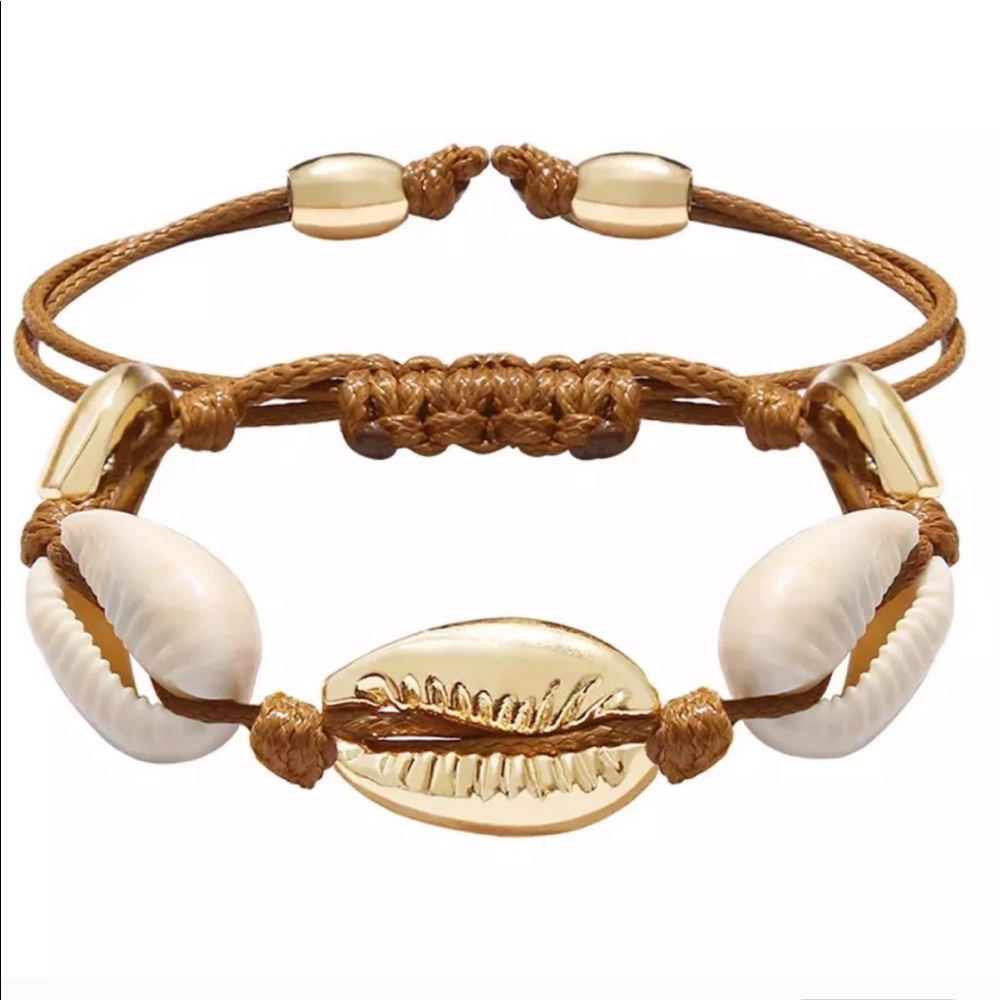 A Lamar shell bracelet